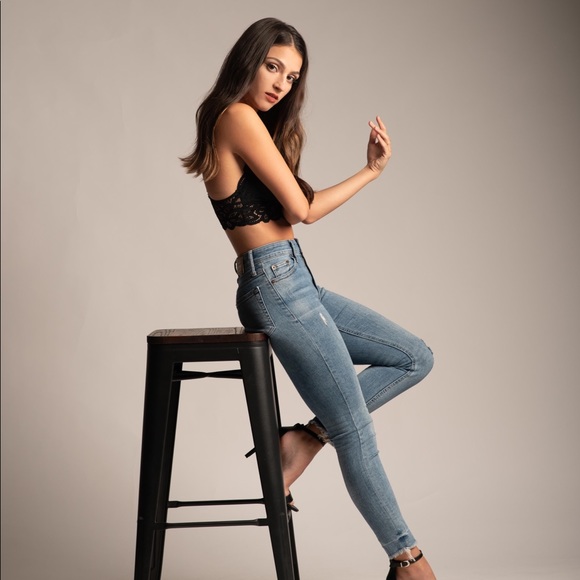 Meet your Posher, Adrianna - Picture 3 of 6